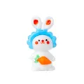 Adorable figurita de conejo de cristal blanco hecha a mano con zanahoria y gorro azul - Conejo con Sombrero Azul y Zanahoria