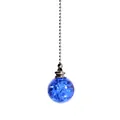 Detail van een blauwe ijs-gebarsten kristallen bol hanger voor trekketting - Middelblauw