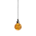 Detailopname van een amberkleurige ijskristallen bol hanger voor de trekketting van een fan - Amber