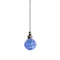 Detail van een blauwe ijskristallen bol hanger met een zilveren metalen trekketting. - Lichtblauw
