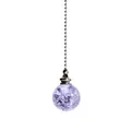 Gros plan d'un pendentif décoratif en cristal craquelé violet pour chaîne de ventilateur. - Violet
