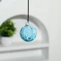 Elegante bola decorativa de vidrio soplado azul claro con patrón de remolino artesanal - Bola-Malla Azul