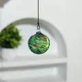 Vibrante adorno colgante de bola de vidrio soplado a mano con coloridos patrones de remolinos - Bola-Rayada Rojo Verde