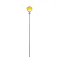 Decoratieve tuinpin met een gefacetteerde gele kristallen glazen bol op een metalen staaf. - Balvorm / Goudgeel