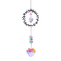 Detailansicht des silbernen Blumenkranz-Sonnenfängers mit funkelnden Regenbogenherzkristallen - Herz Kranz Stil / Länge 45cm