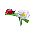 Figurine de coccinelle artisanale en cristal facetté sur une branche avec fleur - Coccinelle Fleur de Coeur / 89x57x44mm (55g)