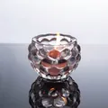 Nahaufnahme einer brennenden Kerze in einem runden Kerzenhalter aus Glas - Nr. 6 Kugel Konvexes Waben Kerzenhalter (Transparent)