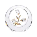 Detalle de un elegante adorno de rosa de cristal en un marco circular de vidrio. - Transparente