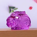 Detailweergave van een paars doorschijnend glazen konijnenbeeldje met een Fu-symbool - Paars Liuli Konijn