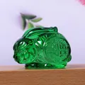 Gedetailleerde macro-opname van een groen kristalglas konijnenbeeldje met Fu-karakter - Groen Liuli Konijn