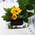 Detail einer minimalistischen bernsteinfarbenen Glasvase mit Sonnenblumen. - Horizontaler Stil Bernstein / 15x8x8cm