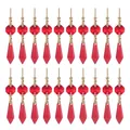 Vista dettagliata di venti pendenti in cristallo rosso con finiture in metallo dorato su bianco - Chiusura a Fiocco Oro / 20 Pezzi/Confezione (37mm) / Rosso