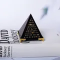 Gedetailleerd overzicht van een zwarte decoratieve piramide met gouden hiërogliefen op boek - 8cm Zwarte Schrift Piramide