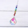 Detailopname van de regenboogkristallen kralen en het AB-gecoate prisma op hout. - Lelie Stijl