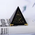 Zwarte kristallen piramide met gouden hiërogliefen en decoratieve metalen poten. - 10cm Zwarte Schrift Piramide