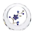 Vista dettagliata di un ornamento in cristallo con ramo dorato e petali di fiori blu - Ornamento ai Fiori di Prugno Oro-Blu