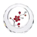 Vista dettagliata del fiore di prugno in cristallo rosso in cornice tonda - Ornamento ai Fiori di Prugno Argento-Rosso