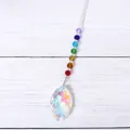 Detailopname van kristallen zonnevanger met AB-pendel en regenboog chakra kralen - Marquise Stijl