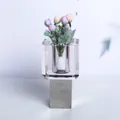 Detailansicht einer quadratischen Kristallvase mit lila Blumen auf Metallsockel - 10x10x18.5cm / Rauchgrau