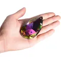 Detailansicht eines facettierten Kristallanhängers in Tropfenform mit Regenbogen-AB-Finish - Netzblatt (Versilbert Mehrfarbig) / 76 mm / Mehrfarbig