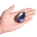Makroansicht eines irisierenden Kristallanhängers in einer Hand für Größenvergleich. - Doppelschichtiger Wassertropfen (Versilbert Mehrfarbig) / 63mm / Mehrfarbig