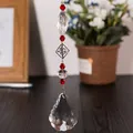 Detailweergave van een helder kristallen prisma met rode decoratieve kralen - Lelie Diamant Stijl / 50mm / Rood