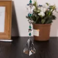 Macro-weergave van een gefacetteerde kristallen hanger met smaragdgroene sierkralen - Kerstboom Diamant Stijl / 50mm / Pauwgroen