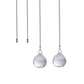Gros plan de pendentifs en boule de cristal facettée avec chaînes à billes argent. - Pendentif Chaîne à Billes 40 (LSDZ066-1) / Transparent
