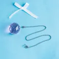 Roze gefacetteerde kristallen bol hanger met zilveren balketting op blauwe basis - 40 Lampbal Kralenketting Hanger / Paars
