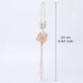 Vue détaillée d'un pendentif en cristal macramé fait main, longueur 24 cm - Pendentif en Sel Orange