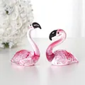 Vue détaillée de deux ornements de flamants roses en verre soufflé aux courbes élégantes - Couple de Flamants - Rose