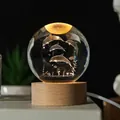 Vista macro dettagliata di una sfera di cristallo con motivo di famiglia di delfini incisa - Delfino / Sfera 60mm/Base USB 5x5
