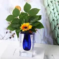 Detailansicht einer modernen nordischen blauen Kristallglasvase mit Sonnenblume - Vertikales Blau / 8x8x15cm