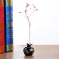 Dettaglio macro di un vaso in cristallo nero a forma di melograno con accenti in argento - Forma di Melograno / Taglia S / Nero