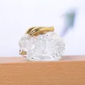 Vintage Chinese stijl glazen konijn beeldje met gouden oren op een houten basis - Konijn met vergulde oren