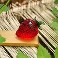 Handgefertigte rote Erdbeerfigur aus Glas mit realistischer Textur und grünem Stielansatz - Erdbeerform (Rotes Glasblatt) / 5*7cm / Rot