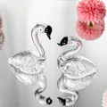 Détail en gros plan d'une paire de figurines de flamants en cristal sur un miroir - Couple de Flamants - Transparent