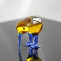 Détail d'une figurine de kiwi en verre de cristal ambre et bleu artisanale faite à la main - Oiseau Prédateur / Jaune