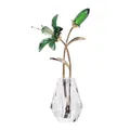 Elegante grüne Kristalllilie in einer klaren facettierten Vase für die moderne Deko - Lilienblüten-Ornament-Grasgrün