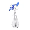 Elegante blaue Kristall-Lilienblume in einer klaren facettierten Vase, Makrodetail - Lilienblüten-Ornament-Mittelblau