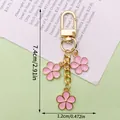 Primer plano de un llavero de flor de esmalte rosa con medida de longitud de 7,4 cm - Estilo Flor de Cerezo (LS482) / Rosa