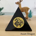 Primo piano dell'ornamento a piramide di cristallo nero con motivo a drago azzurro dorato - 10cm Piramide Nera Quattro Guardiani