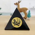 Primo piano di ornamento a piramide nera con emblema dorato della Tigre Bianca - 8cm Piramide Nera Quattro Guardiani