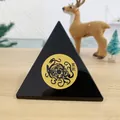Dettaglio dell'ornamento a piramide nera con emblema dorato di Xuanwu - 6cm Piramide Nera Quattro Guardiani