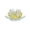 Detaillierte Makroansicht eines eleganten gelben und klaren Kristall-Lotusblumen-Dekors - Lotusform / Gelb