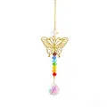 Primo piano di un acchiappasole in cristallo con farfalla dorata e perle colorate arcobaleno - Stile Farfalla B / 32cm