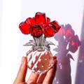 Vista detallada de rosas de cristal rojo en un jarrón de cristal facetado transparente - Siete Rosas / 83*123mm / Rojo