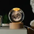 Dettaglio di una lampada notturna a sfera di cristallo con luna 3D su base legno - Luna / Sfera 60mm/Base USB 5x5