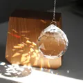 Detalle de bola prisma atrapasol de cristal con vibrantes refracciones de arcoíris - Colgante de Bola de Iluminación / 50mm / Transparente