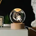Dettaglio della sfera di cristallo 3D con fata sulla luna e base in legno luminosa - Fata (Luna Crescente) / Sfera 60mm/Base USB 5x5